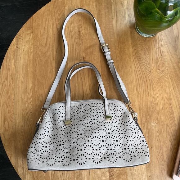 Greige doily pattern purse with removable shoulder strap - Picture 8 of 15